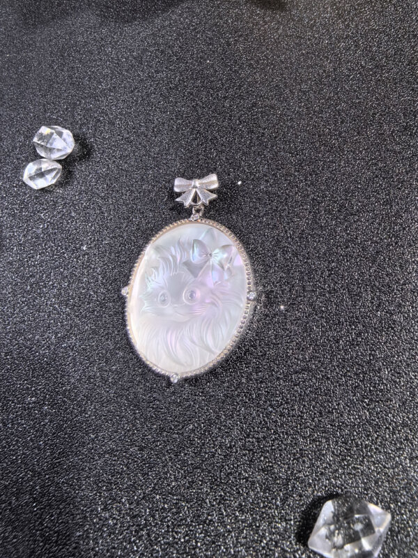 Hand carved high quality clear crystal kitten pendant - Image 3